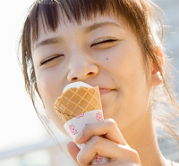 ソフトクリームを食べる女性